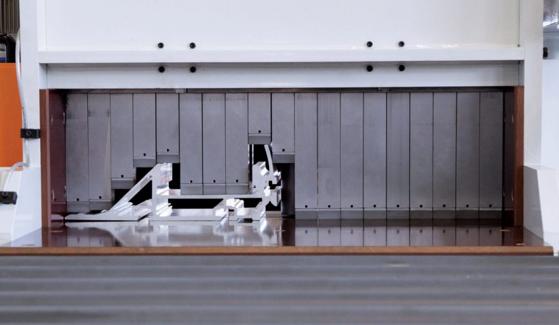 Automated crane installation in an extrusion plant